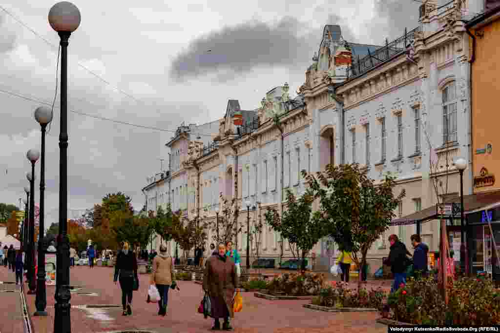 Пішохідну зону на Києво-Московській вулиці, яка вважається головною у місті, місцеві жителі називають &laquo;стометрівкою&raquo;. Тут розташовано кілька житлових будинків, історична забудова та кафе, але здебільшого магазини 