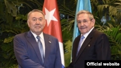 Президент Казахстана Нурсултан Назарбаев (слева) и глава Кубы Рауль Кастро. Гавана, 2 апреля 2016 года.