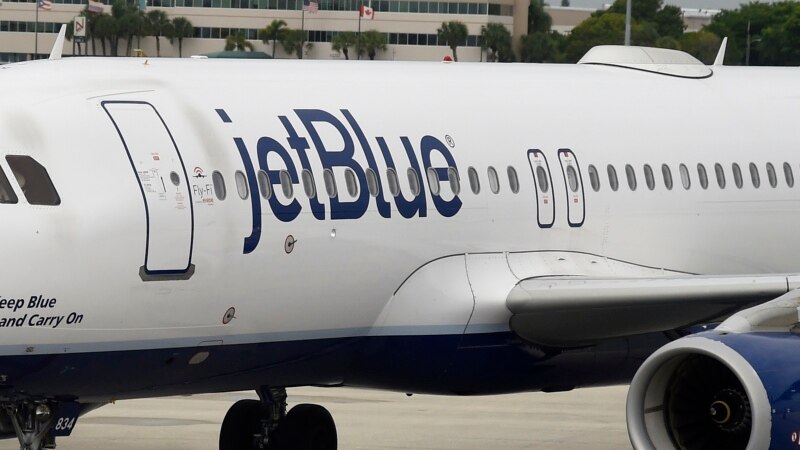 Aeroplani JetBlue rrëshqiti nga shtegu në aeroportin në Boston