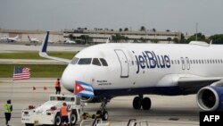 Самолет компании JetBlue готовится к вылету из Форт-Лодердейла на Кубу, Флорида, США, 31 августа 2016 года. 