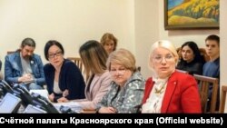 Глава Счётной палаты Красноярского края Татьяна Давыденко (крайняя справа)