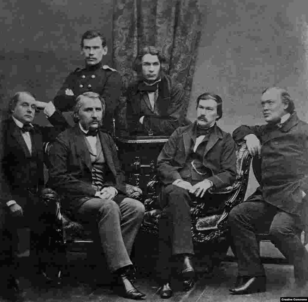 Толстой (в верхнем ряду слева) с группой русских писателей, 1856 год. Лев Толстой к тому времени уже получил известность как молодой талант в русской литературной среде. 