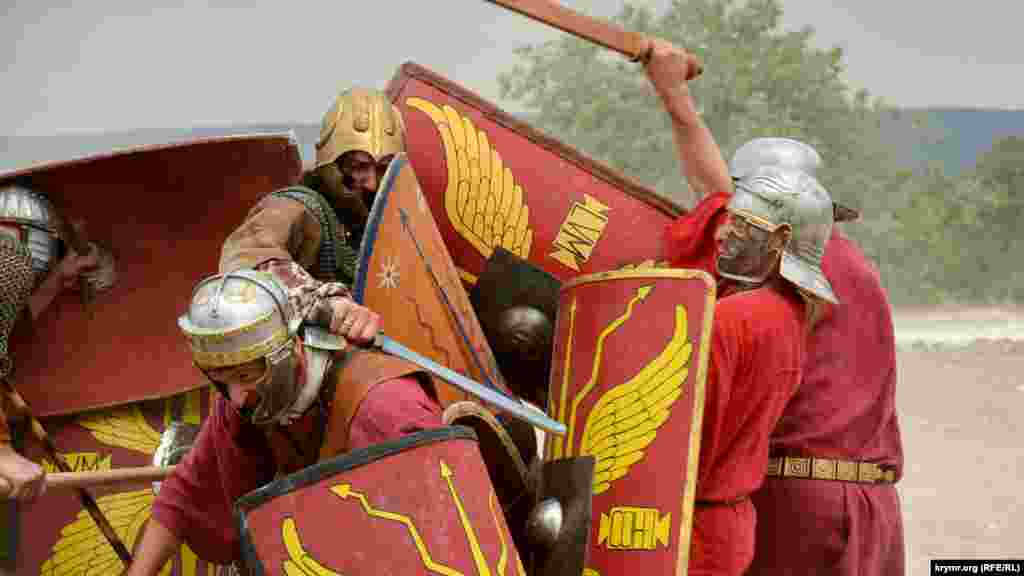 Реконструкція бою між римськими легіонерами та античними скіфами з використанням навчальної (небойової) зброї