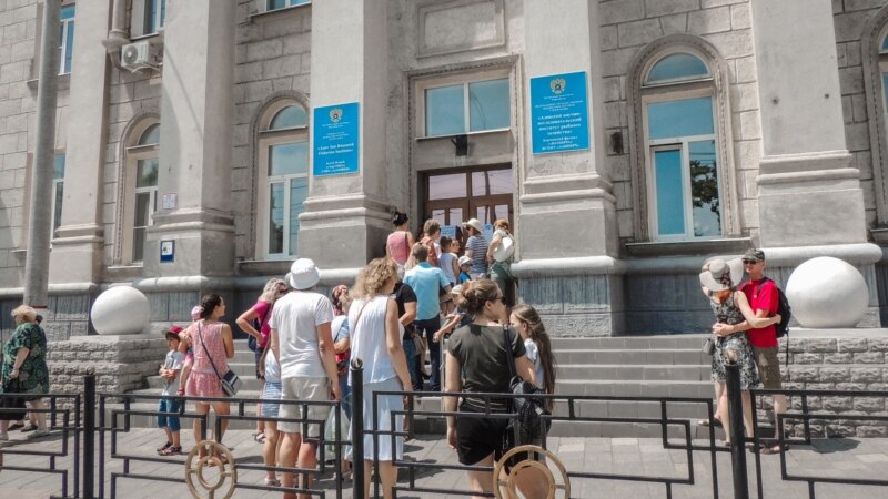 День рыбака в Керчи: к зданию музея морской фауны и флоры выстроилась очередь 