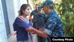 Некогда влиятельная Гульнара Каримова посажена под домашний арест и сейчас о ее местонахождении официально ничего неизвестно.