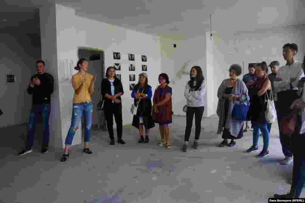 Дина Байтасова организовала выставку художников у себя в мастерской, где&nbsp;объясняла гостям идеи и процесс выполнения художественных работ.