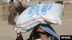 Афганська жінка отримує продовольчу допомогу, Кабул, 8 липня 2010 року
