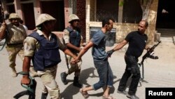 قوات الامن المصرية تقوم بعمليات اعتقال في بلدة كرداسه