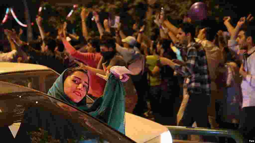 Иранцы отмечают победу на выборах президента Хасана Рохани.&nbsp;