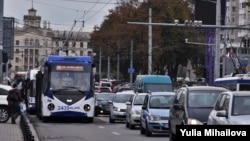 De câțiva ani, pe unele sectoare, transportul public circulă pe benzi dedicate.