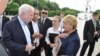 Senatorul republican John McCain s-a întâlnit în timpul vizitei sale de o zi la Chişinău şi cu Stela Surchicean, care protesta împotriva detenţiei la Tiraspol a fiului său, Ilie Cazac. 11 iunie 2011.