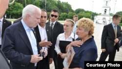 Senatorul republican John McCain s-a întâlnit în timpul vizitei sale de o zi la Chişinău şi cu Stela Surchicean, care protesta împotriva detenţiei la Tiraspol a fiului său, Ilie Cazac. 11 iunie 2011.