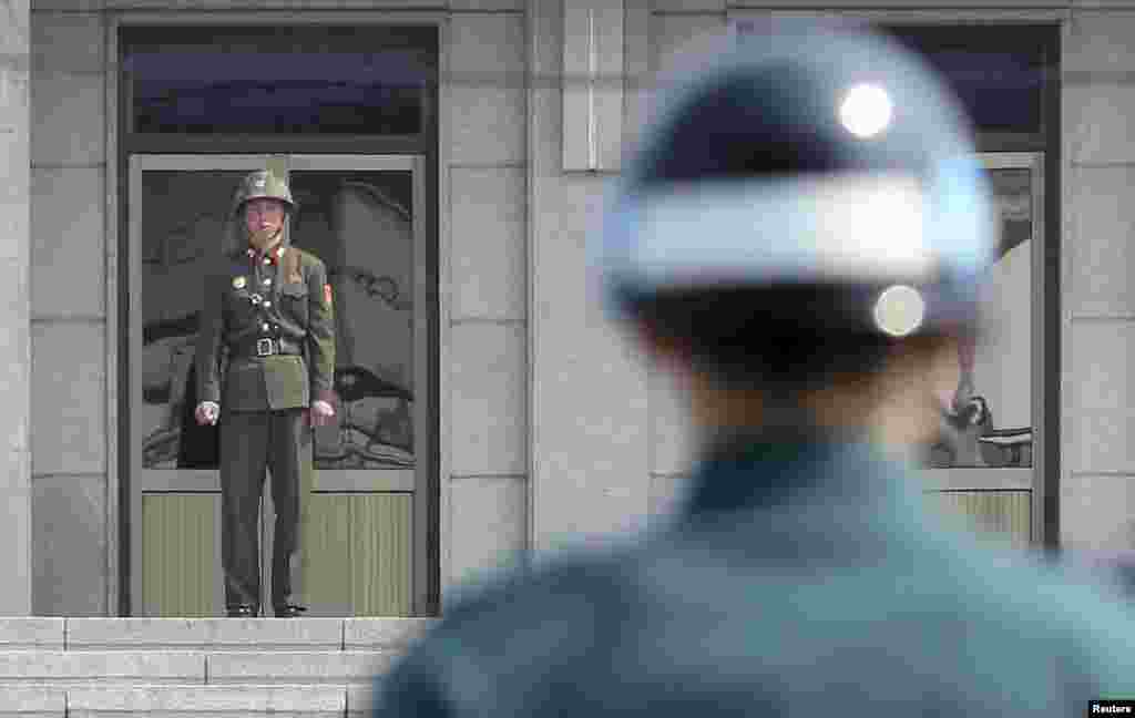 سرباز کره شمالی (روبه&zwnj;رو) و سرباز کره جنوبی در روستای پن&zwnj;مون&zwnj;جام در منطقه حائل.