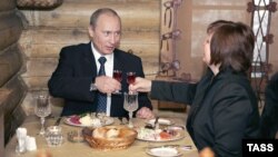 Путин хатыны Людмила белән 2007 елның 2 декабрендә Дума сайлавында тавыш биргәннән соң Мәскәүнең "Ермак" ресторанында 