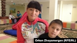 Айман Садуакасова с сыном Айдаром в игровой комнате реабилитационного центра. Астана, 13 сентября 2013 года.