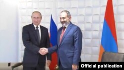 Встреча премьер-министра Армении Никола Пашиняна (справа) и президента России Владимира Путина (слева) в Ереване, 1 октября 2019 г.