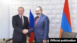 Владимир Путин (слева) и Никол Пашинян, Ереван, 1 октября 2019 г.