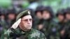 General Vladimir Lazarević salutira vojnicima specijalnih snaga na Kosovu, septembar 2000.