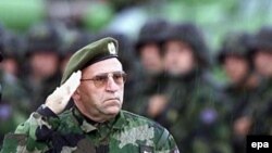 General Vladimir Lazarević salutira vojnicima specijalnih snaga na Kosovu, septembar 2000.