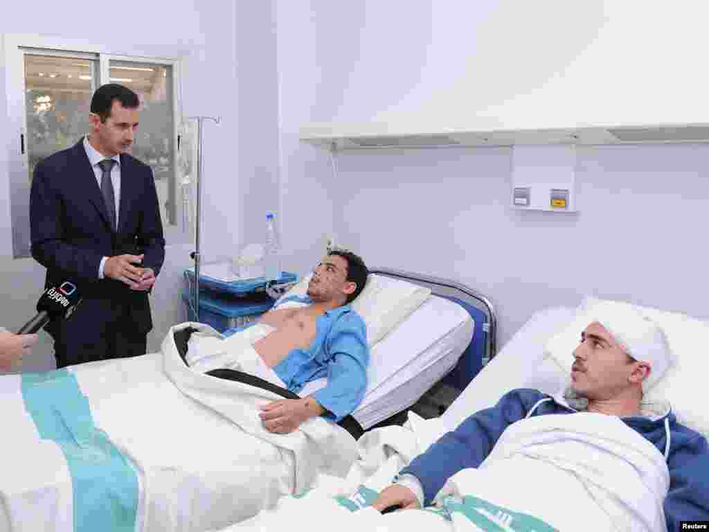 Президент Асад во время посещения военного госпиталя, 26 января.
