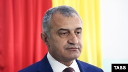 Президент Южной Осетии Анатолий Бибилов (на фото) признал своё поражение