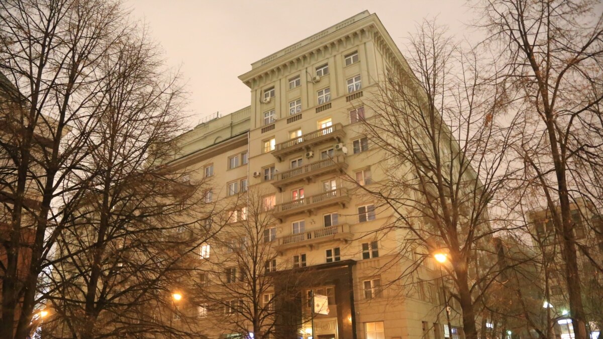 Дом писателей. Лаврушинский переулок Пастернак. Лаврушинский переулок, квартира Пастернака. Дом писателей в Москве окна. Писательский дом в Москве метро аэропорт.