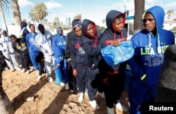 Беженцы из разных стран Африки, пытающиеся через Ливию попасть в Европу. Порт Триполи, 2018 год