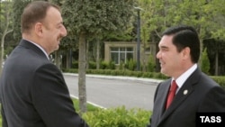 Azerbaijani President Ilham Aliyev (left) and his Turkmen counterpart, Gurbanguly Berdymukhammedov (file photo)