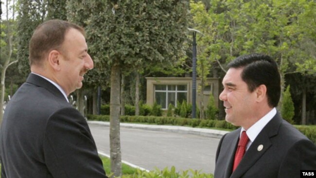 Әзербайжан президенті Ильхам Әлиев (сол жақта) пен Түркіменстан президенті Гурбангулы Бердімұхамедов.
