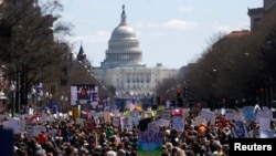 Okupljeni demonstranti na skupu nazvanom 'Marš za naše živote' u Washingtonu.