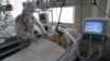 Ռուսաստան - Մոսկովյան հիվանդանոցներից մեկի ինտենսիվ թերապիայի բաժանմունքում բուժօգնություն են ցուցաբերում կորոնավիրուսով վարակվածին, հունիս, 2020թ.