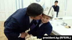 Белек тапшыруу учуру. 