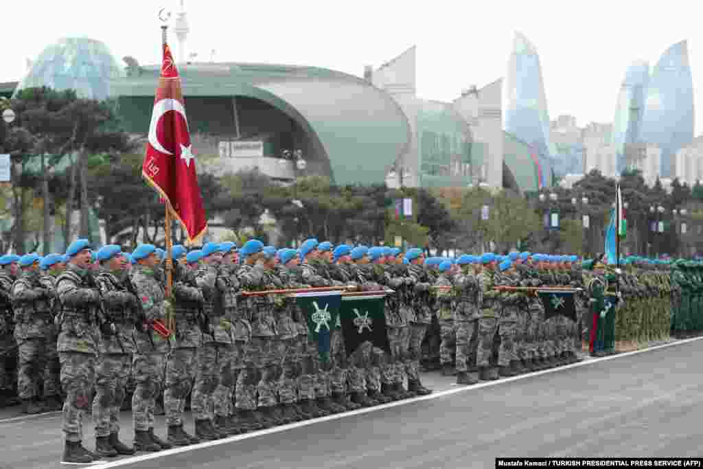 Турецкие военные выстроились рядом с азербайджанскими войсками на площади Азадлыг (Свободы) в центре Баку