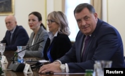 Bosznia-Hercegovina. Milorad Dodik, a bosznia-hercegovinai elnökség szerb tagja beszél a Nyugat-Balkánért felelős amerikai helyettes államtitkárral, Gabriel Escobarral folytatott tárgyalásokon Szarajevóban