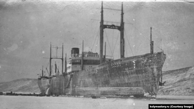 Пароход Генрих Ягода на разгрузке в бухте Нагаева. 30-е годы