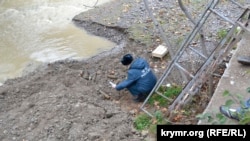 Сотрудница российской МЧС в Ялте осматривает найденные снаряды, Ялта