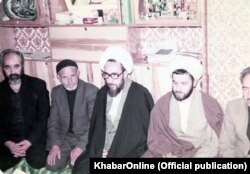 مجتهد شبستری (وسط) در دهه نخست جمهوری اسلامی زمانی که در مجلس عضویت داشت