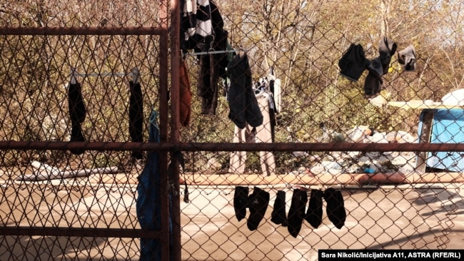 Бараки во кои живеат работниците на кинеската фабрика во Зрењанин, 14 ноември 2021 година