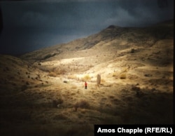 Sevak Arevšatian fotografiše hačkar u pokrajini Vayots Dzor dok se tamni oblaci nadvijaju nad planinom.