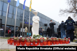 Tradicionalnom kolonom sjećanja od vukovarske bolnice do mjesta masovnog zločina na Ovčari i polaganjem vijenaca na Ovčari obilježena je u Vukovaru trideseta obljetnica sloma hrvatske obrane grada