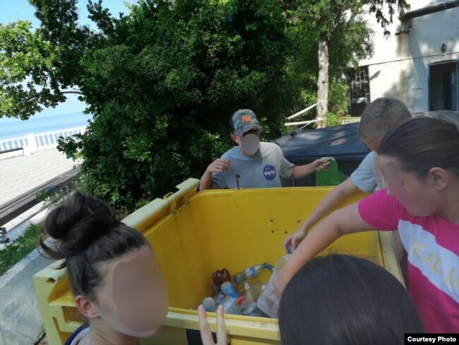 Лето 2021. Дети из лагеря "Солнечный" собирают материал для постройки плота в мусорном баке. По словам вожатых, в лагере катастрофически не хватает расходных материалов для мероприятий