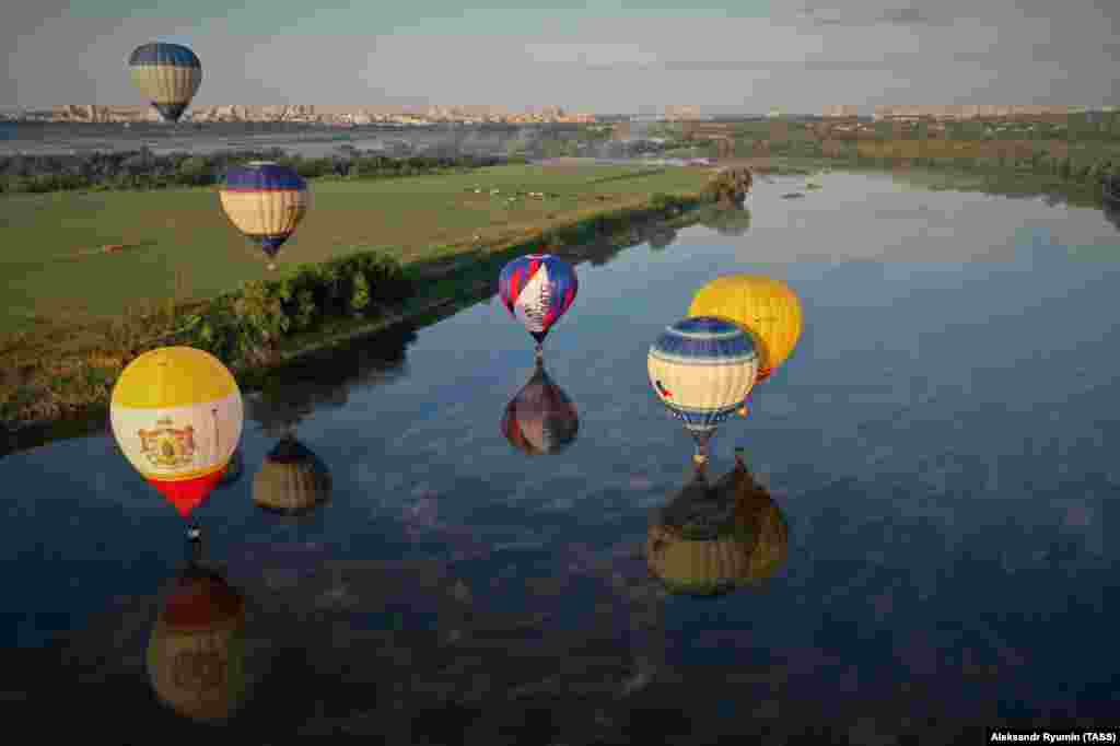 Hot air balloons fly over the Oka River in Russia&#39;s Ryazan region.&nbsp;