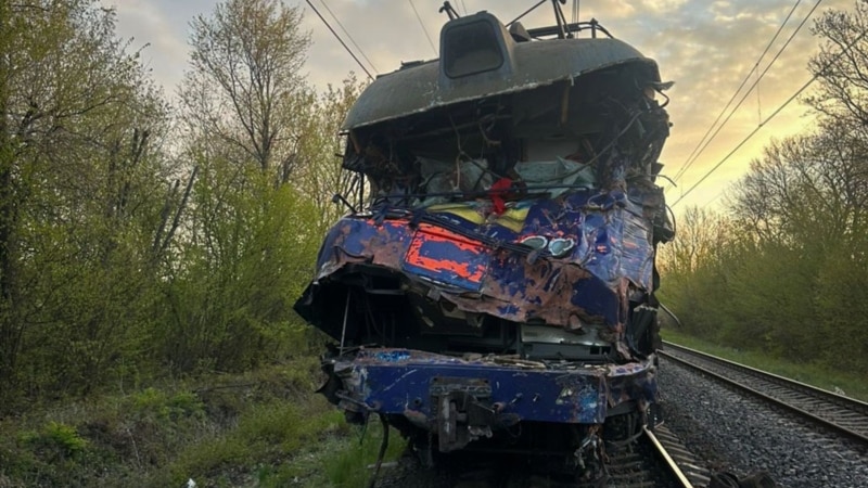 ДСНС: на Львівщині пасажирський поїзд зіткнувся з автокраном: загинув машиніст