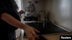 Fotografi ilustruese. Një grua duke punuar në shtëpi.