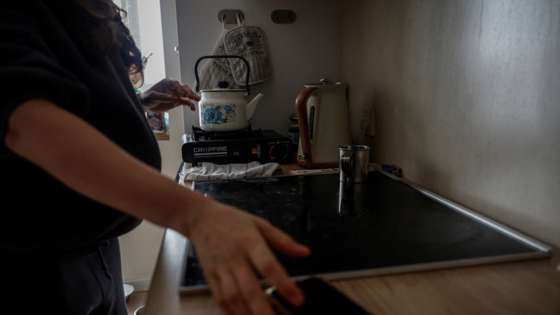 “Duhet t’i bëj krejt vetë”: Nga puna në punë, gratë bartin edhe barrën e kujdesit shtëpiak