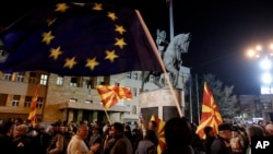 Національні прапори і прапори ЄС на вулицях Скоп’є. Архівне фото