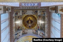 Pe pereții in interiorul catedralei sunt pictate scene din biblie, dar și o serie de sfinți români.