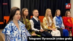 Молодь Луганщини, одягнена в «русском стиле», слухає промову Путіна