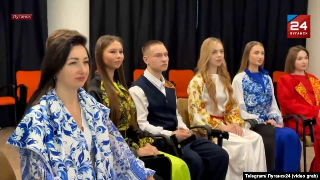 Молодь Луганщини, одягнена в «русском стиле», слухає промову Путіна