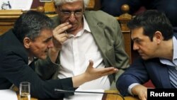 Euclid Tsakalotos, Nikos Paraskevopoulos i Aleksis Cipras u parlamentu